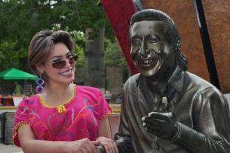 Ana del Castillo junto a la estatua de Diomedes Díaz en Valledupar. FOTO: INSTAGRAM @ANADELCASTILLOJ