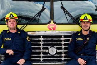 Yhojan Arango (izq.) y Yordan Martínez (der.), dos bomberos de Medellín que aman su profesión y el servicio a los demás. FOTOS: JULIO CÉSAR HERRERA