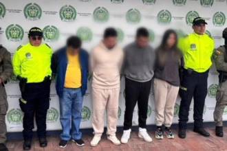 Mediante documentos académicos fraudulentos los capturados habrían obtenido visados y permisos de residencia. FOTO: @DIJINPOLICIA