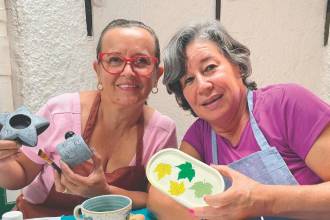 Claudia Mercado (izq.) y Blanca Arroyave (der.), posan con su trabajo. FOTO: JAIDER ESCOBAR