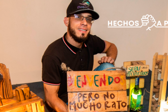 Las tablas cosidas sobresalen entre los innumerables objetos que hace con material reciclable. /FOTO: ESNEYDER GUTIÉRREZ