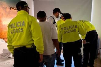 Momento en que las autoridades realizan la intervención en uno de los inmuebles del centro, donde supuestamente explotaban a los menores. FOTO: CORTESÍA
