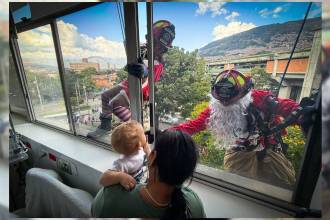 Bomberos llevaron alegría al hospital infantil. FOTO: ALCALDÍA DE MEDELLÍN