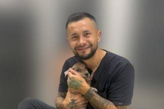 Jherson Hernández posa junta a Cartagena, uno de sus últimos rescatados. FOTO: YESSICA PÉREZ