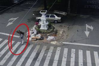 El hombre hizo varios viajes con bultos llenos de madera y escombros y los depositó en este lugar. FOTO: CAPTURA VIDEO SECRETARÍA DE SEGURIDAD DE MEDELLÍN