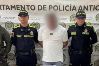 Durante la captura fueron incautados tres teléfonos que las autoridades analizarán dentro de la investigación. FOTO: X @DIJINPOLICIA