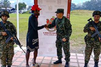 El hombre fue retenido mientras se movilizaba en un bus. FOTO: CORTESÍA EJÉRCITO NACIONAL