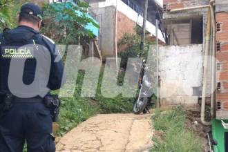 Uniformados de la Policía Metropolitana adelantan las investigaciones para esclarecer lo sucedido en el barrio. FOTO: GUILLERMO OSPINA MUÑOZ