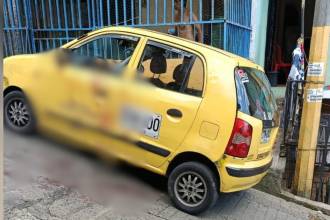 Así quedó el taxi tras la agresión al conductor. FOTO: CORTESÍA FREDDY ESCUDERO