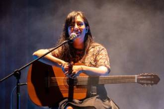 A su hijo Marcos, quien la acompaña en la foto, le contagió su pasión por la música y también por la cuentería. FOTO: CORTESÍA