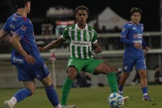 Cristian Uribe en disputa de balón - Nacional vs. Cruz Azul de México. FOTO: TOMADA DE X @RADIOMUNERA - MÚNERA EASTMAN