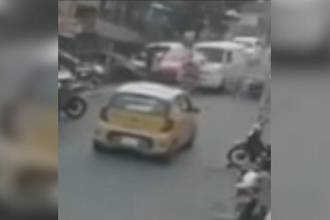 El accidente fue registrado en video por una cámara de seguridad. FOTO: REDES SOCIALES