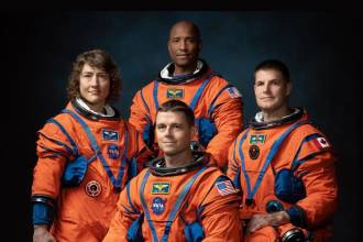  Christina Koch (especialista, Nasa), Jeremy Hansen (abajo: especialista, Agencia Espacial Canadiense),Victor Glover (arriba: piloto, Nasa) y Reid Wiseman (comandante, Nasa). FOTO: NASA