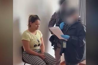 Este es el momento en el que a Nancy Catalina Agudelo Arango le notificaron los delitos por los que estaba siendo capturada. FOTO: CAPTURA DE VIDEO FISCALÍA