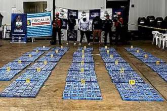 Las autoridades incautaron cerca de una tonelada de cocaína que era transportada en una lancha rápida. / FOTO: ARMADA NACIONAL