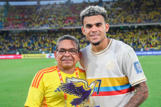 Luis Díaz (der.) junto a su padre Mane Díaz. /FOTO: INSTAGRAM @cervezaaguila