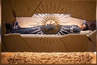 El cuerpo del joven reposa en un cofre, vestido con sudadera, camiseta y tenis Nike, como se vestía normalmente. /FOTO: TOMADA DE FORUM LIBERTAS