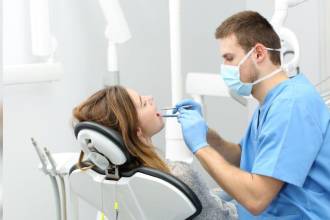 Revise las vacantes disponibles para odontólogos y aplique. /FOTO: CANVA