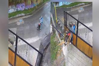 La moto y sus ocupantes atravesaron una puerta de hierro y madera. FOTO: REDES SOCIALES @Bolivar115