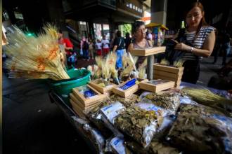 Agüeros de fin de año a la venta en el centro de Medellín. FOTO: ANDRÉS CAMILO SUÁREZ