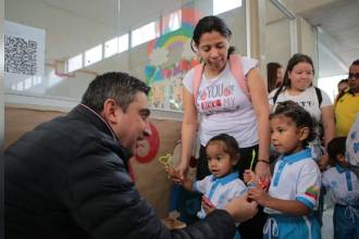 Diego Torres, alcalde de Itagüí, en visita en una de las instituciones educativas del municipio. FOTO CORTESÍA. 