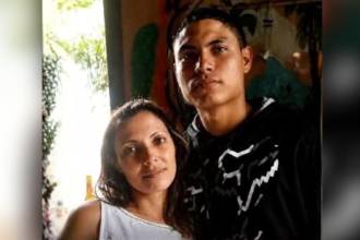 María Teresa Martínez junto a su hijo Juan Pablo Jaramillo. FOTO: REDES SOCIALES