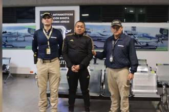 Alias Fede junto a dos funcionarios de Migración Colombia en el aeropuerto El Dorado. /FOTO: MIGRACIÓN COLOMBIA