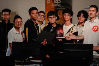 Estudiantes de la I.E. Pedro Luis Villa diseñaron un moderno casco. FOTO: ALCALDÍA DE MEDELLÍN