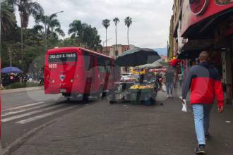 En esta acera de la calle 53, avenida de Greiff, con la carrera 53, Bolívar, frente a Plaza Botero, se desplomó la víctima tras ser apuñalada. FOTO: LAURA ROSA JIMÉNEZ VALENCIA