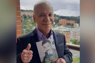 Juan Guillermo Ríos con el libro que escribió. FOTO: @OIRADIOTV 