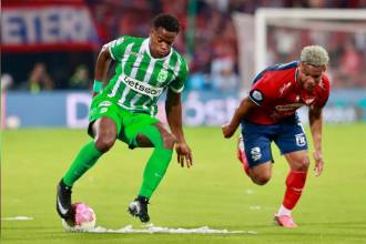 Andrés Felipe Román, de Nacional, y Frank Fabra, del DIM, disputan el balón. FOTO: MANUEL SALDARRIAGA QUINTERO