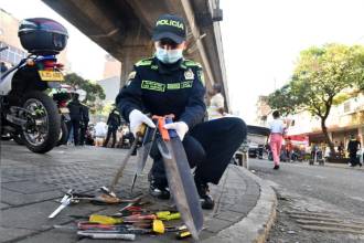 Más de 400 armas cortopunzantes fueron incautadas en el centro de Medellín. FOTO: POLICÍA METROPOLITANA VALLE DE ABURRÁ
