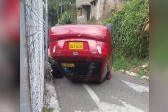 Al parecer, la conductora perdió el control del vehículo cuando intentó esquivar a varias personas que cruzaban la calle. FOTO: CORTESÍA