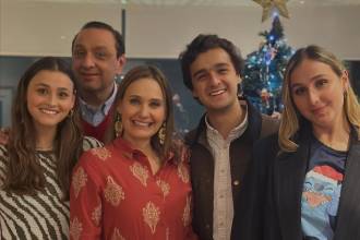 Inés María Zabaraín (centro) junto a su esposo Jorge Alfredo Vargas y sus hijos Sofía (izq.), Felipe (centro) y Laura (der). FOTO: REDES SOCIALES