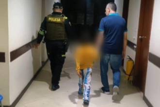 La patrulla de vigilancia llegó de inmediato al sector La Quiebra y encontró al pequeño completamente solo. FOTO: ALCALDÍA DE MEDELLÍN 