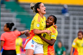 La antioqueña Daniela Montoya (izq.) marcó doblete en el duelo ante las bolivianas. /FOTO: X @CopaAmerica