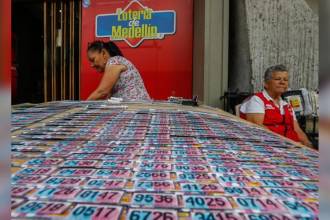 Venta de loterías en Medellín. FOTO: MANUEL SALDARRIAGA