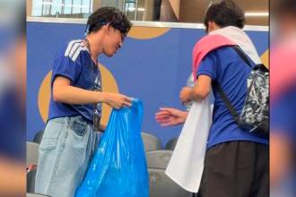 Hasta los niños participaron de la limpieza. FOTO: CAPTURA DE VIDEO X @FIFAcom