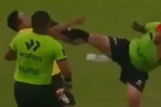 El árbitro Luis Alegre da una patada a ayudante de un equipo en la Copa Perú. FOTO: CAPTURA LOS AMIGOS DEL DEPORTE