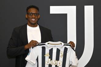 El defensor colombiano Jhon Lucumí fue presentado oficialmente en la Juventus de Italia. FOTO: @JUVENTUS FC