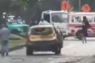 Los hechos se presentaron este jueves en la mañana en la Autopista Simón Bolívar, en el sector conocido como La Isla. / FOTO: PANTALLAZO DE VIDEO. 