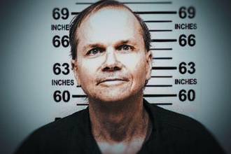 Mark David Chapman afirmó que ya no es el joven problemático que disparó varias veces contra John Lennon, pero sus declaraciones no han sido convincentes para obtener su libertad. / FOTO: Apple TV