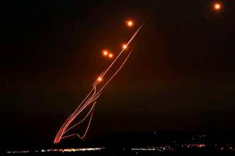 Los misiles fueron lanzados con destino hacia Israel, pero el sistema de defensa israelí los interceptó y destruyó en el aire. /FOTO: AFP