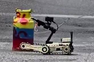 Robot del Ejército desactivando las canecas cargadas con explosivos a la altura de Valdivia, Norte de Antioquia. FOTO: CORTESÍA DENUNCIAS ANTIOQUIA