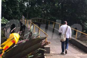 Por este puente, sobre la quebrada La Picacha, iba caminando Juan Daniel Castañeda Cano, cuando fue atacado por sicarios. FOTO: LAURA ROSA JIMÉNEZ VALENCIA
