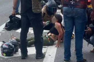 La mujer lesionada recibió atención en el lugar. FOTO TOMADA DE HORA 13 NOTICIAS