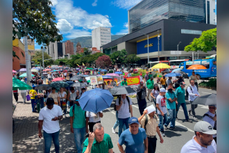 Con pancartas y arengas los manifestantes caminaron sobre la avenida Oriental. / FOTO: MANUEL SALDARRIGA. 