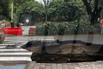 El socavón se encuentra a la altura del hotel Dann Carlton; autoridades indican vías alternas. FOTO: FAISURY SÁNCHEZ