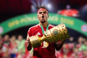 Bayern Múnich campeón Copa de Alemania y Luis Díaz levantando el trofeo. FOTOS: CORTESÍA BAYERN MÚNICH