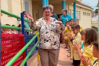 Los niños le hicieron todo un camino de aplausos. FOTO: CAPTURA DE VIDEO IG @ceip.sanandres